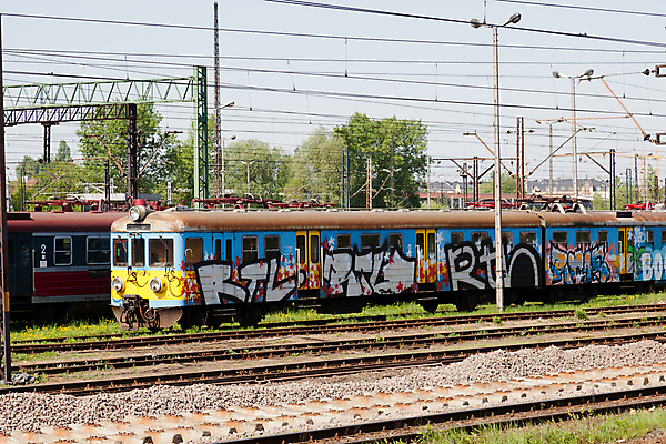 포토 JPG 해외이미지 유럽 산업 교통수단 여행 교통시설 자동차 사람없음 파란색 금속 장비 기차 역 철 속도 단상 폴란드 선로 철강 많음 해외202004 해외포토 나라 육상교통 컬러 교통 컨셉 재질 대중교통 시설 파일형식 이미지허브