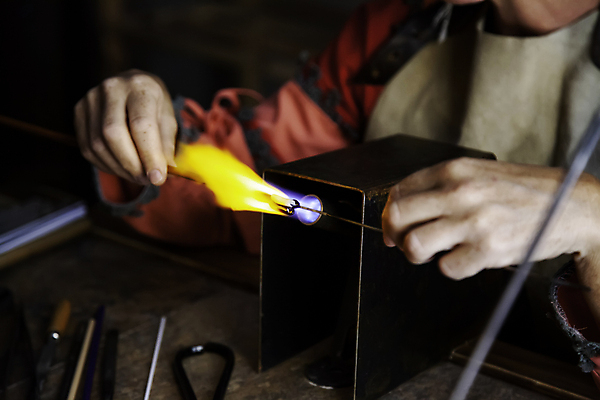 포토 JPG 해외이미지 모양 손 산업 비즈니스 공장 유리 불 불꽃 노동자 따뜻함 미술 사람없음 장식 빛 이탈리아 장비 공구 업무 뜨거움 작업실 성형수술 제조 불기 만들기 예술가 튜브 온도 장인 연소 광 방법 용광로 타격 핸드메이드 해외202004 해외포토 자연요소 직업 유럽 공업 모션 재질 문화예술 신체부위 도구 작업 수술 파일형식 이미지허브