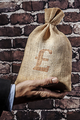 포토 JPG 해외이미지 유럽 지폐 돈 패턴 가방 비즈니스 사람없음 금융 경제 갈색 세일 달러 검은색 저축 유로 흰색 직물 비즈니스맨 황금 가득함 심볼 오브젝트 사인 상업 자루 보물 부정부패 파우치 풍요 해외202004 해외포토 잡화 남자 나라 컬러 컨셉 무늬 직장인 재산 파일형식 이미지허브