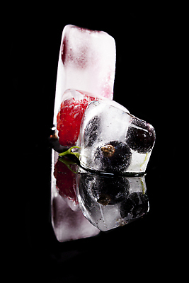 포토 JPG 해외이미지 스튜디오촬영 열매 과일 딸기 사람없음 빨간색 냉동 얼음 검은색 블록 시원함 큐브 건포도 해외202004 해외포토 자연요소 식물 컬러 포도 실내 건과일 파일형식 이미지허브