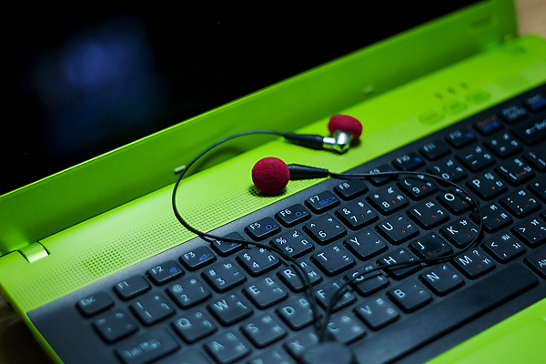 포토 JPG 해외이미지 알파벳 비즈니스 노래 통신 태국 사람없음 빨간색 노트북 컴퓨터 검은색 헤드폰 침묵 소리 흰색 키보드 무선전화기 슛 갸우뚱 해외202004 해외포토 영어 아시아 음악 컬러 음향기기 모션 전자제품 전화기 파일형식 이미지허브