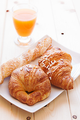 포토 JPG 해외이미지 접시 음식 오렌지 과일 탁자 아침 디저트 건강 사람없음 여러개 주스 신선 바 달콤 아침식사 먹이 잼 설탕 크림 시작 준비 칼로리 페스츄리 해외202004 해외포토 주간 식기 음료 빵 가구 다수 식사 소스_음식 맛 파일형식 이미지허브