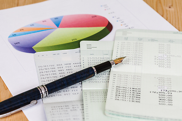 포토 JPG 해외이미지 교육 종이 백그라운드 돈 비즈니스 사람없음 책 금융 숫자 펜 동전 검은색 성장 시장 문서 투자 가치 월 대출 빚 계좌 수입 해외202004 해외포토 문자 컬러 경제 필기구 날짜 재산 파일형식 이미지허브