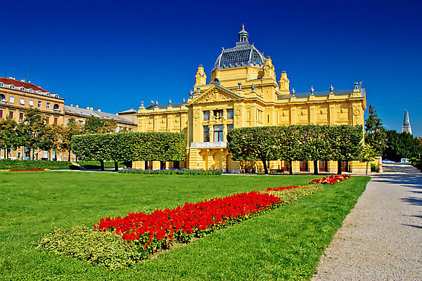 포토 JPG 해외이미지 식물 공원 꽃 유럽 길 건축양식 자연 하늘 주택 미술 풍경 사람없음 건물 빨간색 초록색 파란색 컬러풀 노란색 환경 정원 도시 센터 도심 미술관 그림 대학교 정사각형 장면 지역 타운 크로아티아 일반 내추럴 자그레브 해외202004 해외포토 도형 건축물 공공시설 건축 나라 컬러 학교 문화예술 생태계 파일형식 이미지허브