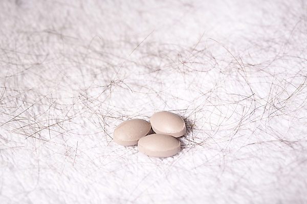 포토 JPG 해외이미지 근접촬영 사람없음 뷰티 알약 머리카락 흰배경 헤어관리 두피케어 치료제 탈모 탈모클리닉 해외202004 탈모예방 숱 해외포토 뷰포인트 백그라운드 약 머리 흰색 예방 클리닉 증상 파일형식 이미지허브