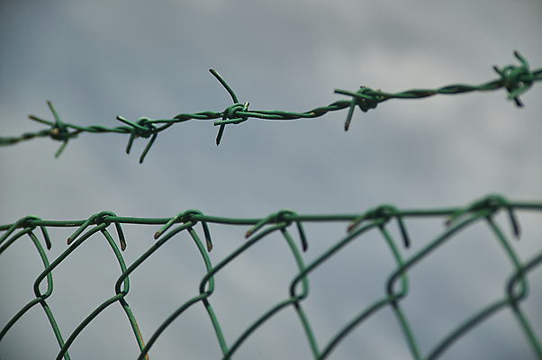 포토 JPG 해외이미지 하늘 사람없음 금속 사각형 블록 그물 네트워크 철 감옥 철사 새장 올가미 해외202004 해외포토 도형 재질 케이지 파일형식 이미지허브