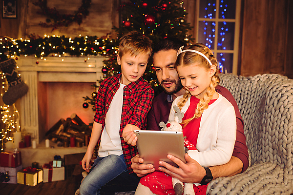 포토 JPG 해외이미지 전통 디자인 계절 여자 남자 딸 행복 아들 어린이 백그라운드 크리스마스 가족 휴가 새해 사람 소년 가로 세명 축제 기쁨 육아 인사 아빠 벽난로 언니 남동생 크리스마스이브 표현성 해외202004 해외포토 기념일 감정 관계 예절 자매 동생 파일형식 이미지허브