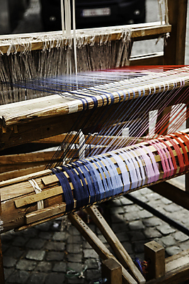 포토 JPG 해외이미지 전통 손 디자인 여자 산업 아시아 문화 줄 백그라운드 패턴 공장 프레임 기술 관리 미술 사람 동양인 사람없음 기계 카펫 공구 직물 면 업무 작업실 실 제조 실크 섬유 장인 우즈베키스탄 양모 구식 옛날 조작 줄서기 짜기 핸드메이드 해외202004 해외포토 나라 무늬 공업 모션 문화예술 인종 신체부위 도구 작업 중앙아시아 파일형식 이미지허브