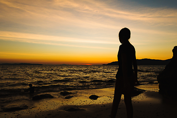 포토 JPG 해외이미지 실루엣 모래 파도 바다 여행 백그라운드 오렌지 자연 휴가 휴식 사람 풍경 사람없음 물 빛 태양 노란색 일출 일몰 젖음 금지 가장자리 각도 숨기 수평선 해외202004 해외포토 자연요소 컬러 컨셉 과일 모션 촬영기법 노을 둘레 생태계 파일형식 이미지허브