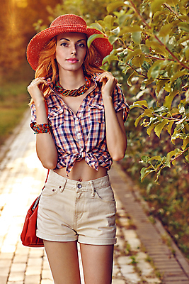 포토 JPG 해외이미지 백인 라이프스타일 공원 꽃 행복 셔츠 반바지 자연 한명 미소 사람 야외 여름 유행 정원 화목 일몰 꿈 보케 빨간머리 카피스페이스 해외202004 해외포토 서양인 식물 1 헤어스타일 계절 공공시설 감정 컨셉 상의 바지 표정 생활 노을 공백 생태계 파일형식 이미지허브