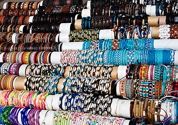 포토 JPG 해외이미지 유럽 비즈니스 창문 팔찌 휴가 선물 사람없음 컬러풀 세일 상점 선택 보석 무역 기념품 크로아티아 엮은 해외202004 해외포토 나라 산업 컬러 컨셉 장신구 광석 오브젝트 파일형식 이미지허브