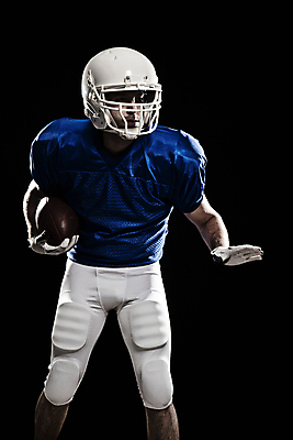 포토 JPG 해외이미지 스튜디오촬영 손 웰빙 남자 스포츠 유니폼 공 축구선수 한명 사람 성인 파란색 운동복 컬러풀 미식축구 축구 미국 헬멧 럭비공 미식축구선수 해외202004 해외포토 1 옷 컬러 북아메리카 운동선수 실내 신체부위 구기 보호장비 럭비용품 파일형식 이미지허브