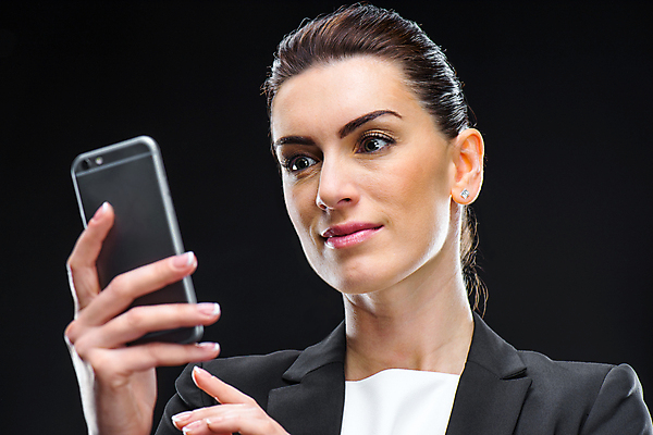 포토 JPG 해외이미지 직업 백그라운드 비즈니스 한명 사람 정장 스마트폰 검은색 어둠 업무 비즈니스우먼 메시지 만족 경영자 리더 개성 예복 경영 스타일 해외202004 해외포토 1 옷 여자 감정 컬러 핸드폰 스마트기기 작업 직장인 파일형식 이미지허브