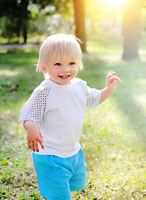포토 JPG 해외이미지 나무 백인 1 공원 행복 얼굴 어린이 장난 가족 자연 놀이 건강 관리 한명 웃음 소년 야외 금발 햇빛 맑음 산책 기쁨 아기 숲 즐거움 옷입기 바둑 걸음마 천진난만 해외202004 해외포토 서양인 식물 헤어스타일 공공시설 남자 감정 컨셉 관계 모션 날씨 휴식 표정 사람 신체부위 태양 생태계 파일형식 이미지허브