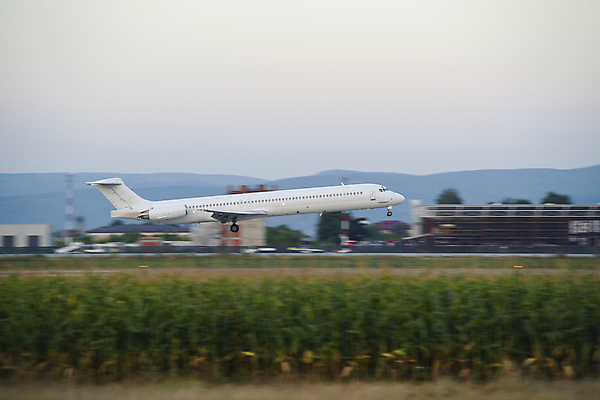 포토 JPG 해외이미지 여행 날개 교통시설 휴가 비행기 안전 사람없음 화물 흰색 공항 저녁 파일럿 땅 방향 도착 항공 속도 출발 상업 활주로 제트기 승객 이륙 기어 대패 땅바닥 마지막 착륙 해외202004 해외포토 직업 길 컬러 교통 컨셉 항공교통 대중교통 바닥 운송업 야간 시설 파일형식 이미지허브