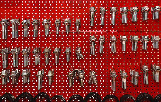 포토 JPG 해외이미지 부분 자동차 사람없음 금속 견과류 바퀴 서비스 치수 볼트 자동 차고 철강 해외202004 해외포토 육상교통 재질 공구 파일형식 이미지허브