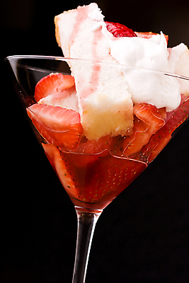 포토 JPG 해외이미지 열매 음식 과일 유리 딸기 디저트 사람없음 빨간색 케이크 빵집 대접 신선 달콤 설탕 굽기 크림 토핑 스펀지 마티니 해외202004 스펀지케이크 해외포토 식물 컬러 재질 상점 칵테일 맛 구이 파일형식 이미지허브