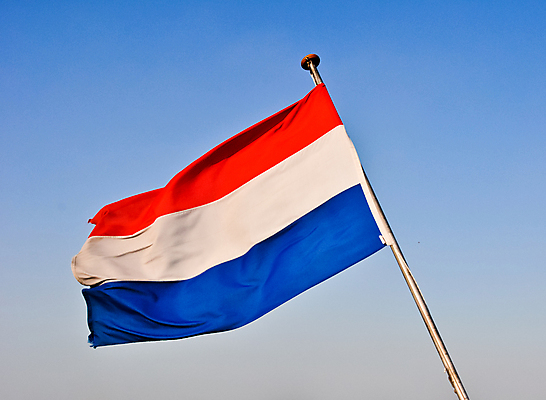 포토 JPG 해외이미지 배너 유럽 물결 파도 하늘 바람 사람없음 빨간색 파란색 컬러풀 흰색 깃발 심볼 사인 네덜란드 깃대 스카이라인 삼색 전국 해외202004 해외포토 자연요소 나라 바다 컬러 날씨 파일형식 이미지허브