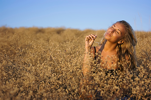 포토 JPG 해외이미지 모델 1 응시 여자 유럽 한명 미소 야외 금발 햇빛 계곡 흰색 밀짚 호밀 혼자 유일 해외202004 해외포토 헤어스타일 시선 나라 컬러 곡류 표정 사람 태양 짚 파일형식 이미지허브