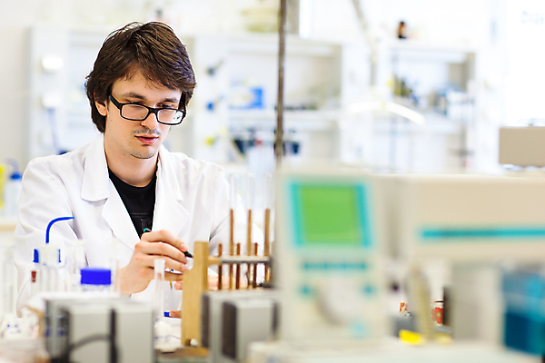 포토 JPG 해외이미지 백인 직업 1 응시 여자 남자 얼굴 과학 백그라운드 노동자 건강 병원 현미경 실험 한명 미소 사람 성인 스터디 약 머리 장비 의사 코트 흰색 업무 액체 기술자 실험실 과학자 플라스크 분석 생물학 비커 고립 돌봄 화학물질 화학자 의료성형뷰티 해외202004 해외포토 서양인 시선 교육 컬러 컨셉 의학 모션 표정 실험기구 신체부위 학습 외투 의료진 작업 화학 학자 파일형식 이미지허브