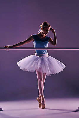 포토 JPG 해외이미지 백인 직업 1 라이프스타일 여자 포즈 백그라운드 신발 기술 실내 손잡이 한명 사람 성인 치마 스트레칭 공연 댄서 흰색 춤 바 클래식 우아함 전문직 발레 연습 발레리나 심플 발레복 라일락 단아함 스타일 해외202004 해외포토 서양인 옷 꽃 컬러 컨셉 하의 문화예술 이벤트 내부 생활 운동 파일형식 이미지허브