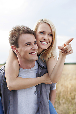 포토 JPG 해외이미지 주간 백인 라이프스타일 커플 여자 남자 행복 여행 2 손가락 청소년 하늘 휴가 영국 함께함 사랑 미소 사람 손짓 20대 성인 야외 두명 캐주얼 시골 가리킴 보여주기 적재 폴란드 바르샤바 성인남자만 성인여자만 해외202004 해외포토 자연요소 서양인 손 옷 감정 유럽 컨셉 관계 모션 표정 청년 생활 남자만 여자만 성인만 파일형식 이미지허브