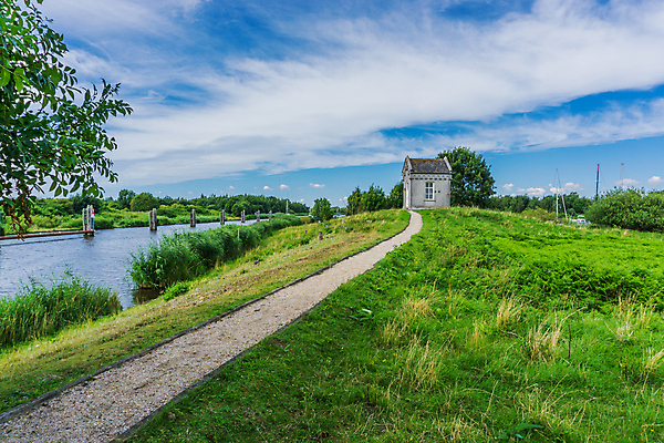 포토 JPG 해외이미지 나무 도로 길 호수 자연 거리 주택 풍경 사람없음 건물 초록색 물 강 걷기 산책 개울 떨어짐 작음 오두막 언덕 시골집 운하 수납 멀리 방법 선로 양발 판잣집 해외202004 해외포토 자연요소 식물 건축물 컬러 컨셉 교통시설 모션 휴식 크기 생태계 파일형식 이미지허브