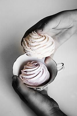 포토 JPG 해외이미지 접시 손 열매 음식 분홍색 백그라운드 디저트 사탕 선물 요리 사람없음 상자 쿠키 과자 케이크 계란 흰색 원형 그룹 우아함 달콤 사과 주식 설탕 상쾌 부드러움 솜털 스펀지 마시멜로우 러시아인 머랭 바닐라 크랜베리 파스텔톤 페스츄리 핸드메이드 해외202004 머랭쿠키 해외포토 도형 서양인 식물 식기 감정 빵 컬러 컨셉 과일 신체부위 금융 알 감각 맛 파일형식 이미지허브