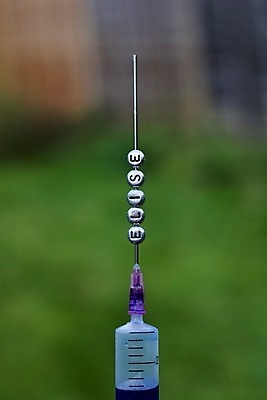 포토 JPG 해외이미지 라이프스타일 컨셉 추상 건강 사람없음 야외 초록색 은색 편지 마약 중독자 해외202004 해외포토 컬러 무늬 생활 파일형식 이미지허브