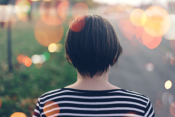 포토 JPG 해외이미지 라이프스타일 여자 이동 거리 한명 사람 성인 일상 빛 산책 가을 관찰 도시 보행자 도심 고독 아스팔트 손목시계 복고 보케 타운 이웃 혼자 해외202004 해외포토 1 계절 감정 도로 시계 컨셉 장신구 모션 휴식 라이프 생활 파일형식 이미지허브