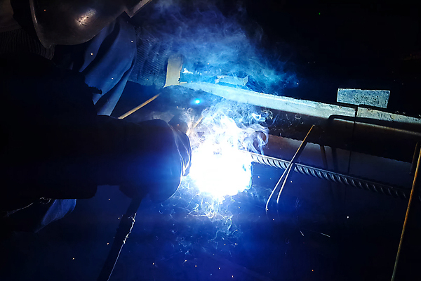 포토 JPG 해외이미지 직업 손 산업 공장 불꽃 노동자 골격 직장 안전 사람없음 야외 금속 장비 도구 손전등 잡기 업무 뜨거움 수술 수리 제조 보호 땅 공학 국회 온실 용접 용접공 철강 콘크리트 해외202004 해외포토 교육 컨셉 회사 공업 의학 모션 재질 불 조명 신체부위 치료 작업 파일형식 이미지허브