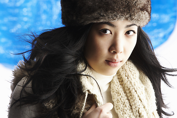 포토 JPG 해외이미지 옷 계절 여자 행복 겨울 날씨 털 따뜻함 한명 미소 웃음 사람 동양인 20대 가로 금발 유행 냉동 목도리 추위 즐거움 눈내림 해외202004 해외포토 1 헤어스타일 잡화 감정 눈_날씨 표정 인종 청년 파일형식 이미지허브