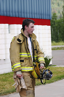포토 JPG 해외이미지 남자 불 한명 안전 사람 긴급 뜨거움 구출 연소 구조대 해외202004 해외포토 자연요소 1 도움 파일형식 이미지허브