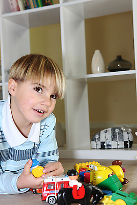 포토 JPG 해외이미지 백인 라이프스타일 여자 남자 행복 아들 어린이 2 장난 가족 자동차 놀이 아파트 주택 함께함 실내 사랑 한명 사람 소년 성인 금발 장난감 침실 작음 걸음마 돌봄 해외202004 해외포토 서양인 1 헤어스타일 감정 육상교통 컨셉 관계 모션 내부 건물 생활 크기 파일형식 이미지허브