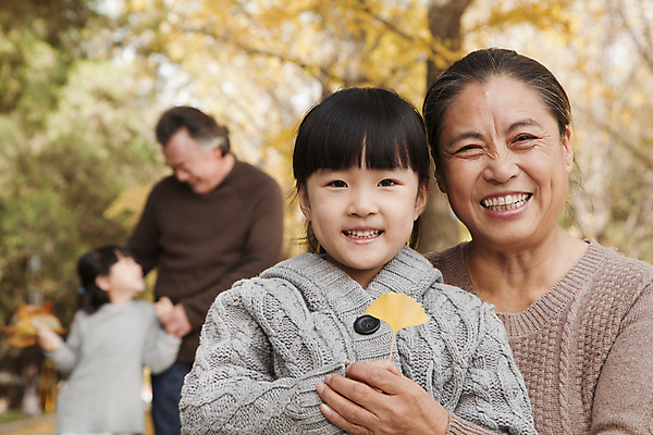 포토 JPG 해외이미지 나무 라이프스타일 응시 계절 공원 여자 할아버지 행복 할머니 어린이 잎 장난 가족 포옹 상상 손녀 짧은머리 함께함 사랑 서기 미소 웃음 소녀 여러명 상반신 야외 아웃포커스 가로 캐주얼 컬러풀 갈색 노란색 중국 기쁨 회색 백발 가을 잡기 뜨거움 연결 스웨터 흥분 겨울옷 베이징 돌봄 조부모 시리즈 해외202004 해외포토 식물 헤어스타일 시선 옷 공공시설 노년 남자 감정 아시아 컬러 다수 컨셉 상의 겨울 관계 안기 모션 촬영기법 표정 사람 생활 손주 파일형식 이미지허브