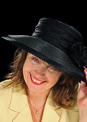 포토 JPG 해외이미지 긴머리 응시 여자 행복 여유 갈색머리 한명 미소 웃음 활발 기쁨 유머 만족 활 팬던트 해외202004 해외포토 1 헤어스타일 시선 감정 컨셉 표정 사람 파일형식 이미지허브