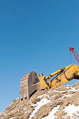 포토 JPG 해외이미지 지구 겨울 사람없음 야외 세로 파란색 컬러풀 사진촬영 굴착기 양동이 집게발 해외202004 해외포토 계절 컬러 촬영 중장비 파일형식 이미지허브
