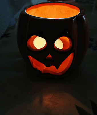 포토 JPG 해외이미지 계절 잎 호박 웃음 사람없음 장식 노란색 파티 검은색 어둠 할로윈 수확 등불 10월 잭오랜턴 호러 해외202004 해외포토 식물 컬러 농업 채소 조명 표정 이벤트 날짜 공포 파일형식 이미지허브