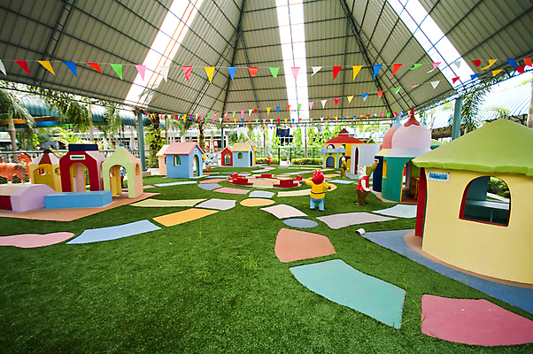 포토 JPG 해외이미지 공원 교육 어린이 사다리 놀이 휴가 새로움 경사 사람없음 야외 빨간색 컬러풀 장난감 정원 게임 흰색 미끄럼틀 놀이터 언덕 체육관 오르기 쉬는시간 고립 해외202004 해외포토 공공시설 컬러 컨셉 모션 휴식 사람 도구 놀이기구 파일형식 이미지허브