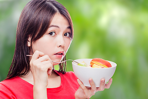 포토 JPG 해외이미지 여자 행복 음식 포크 다이어트 과일 건강 한명 미소 사람 동양인 초록색 주방 식사 중국 샐러드 흰색 잡기 사발 보케 고립 돌봄 블러 채식주의자 그리너리 해외202004 해외포토 1 식기 감정 아시아 컬러 모션 표정 인종 사기그릇 채식 파일형식 트랜드컬러 이미지허브