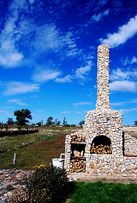 포토 JPG 해외이미지 음식 건축양식 가정 가족 불 주택 사람없음 건물 목재 마을 정원 바위 오브젝트 벽난로 오리지널 해외202004 해외포토 자연요소 나무 건축물 건축 재료 관계 돌_바위 파일형식 이미지허브
