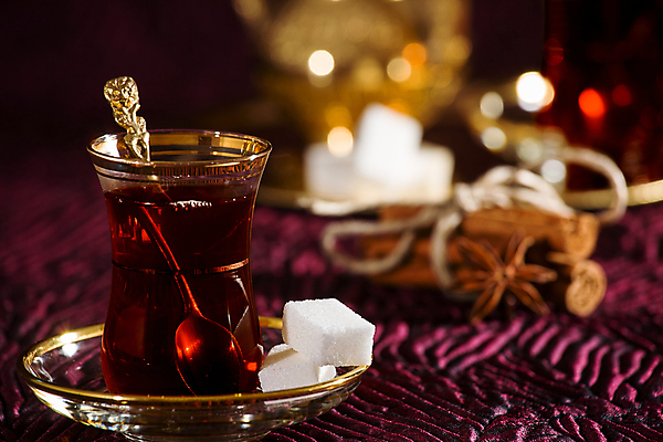 포토 JPG 해외이미지 전통 접시 문화 음료 유리 쟁반 동양인 사람없음 컵 가로 빨간색 갈색 금속 숟가락 검은색 뜨거움 액체 막대기 황금 차 달콤 찻주전자 컵받침 아로마 향 동쪽 칠면조 시나몬 해외202004 튀르키예 해외포토 식기 아시아 컬러 재질 조류 주전자 수저 인종 맛 방향 받침대 파일형식 이미지허브