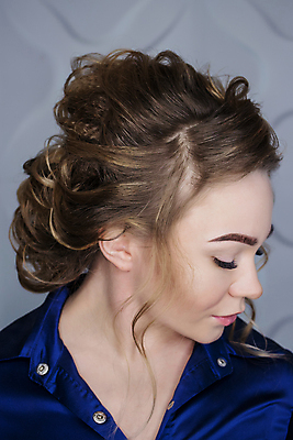 포토 JPG 해외이미지 모델 헤어스타일 응시 여자 얼굴 백그라운드 한명 미소 사람 성인 뷰티 화려 우아함 매끈함 미용사 피부 웨이브 의료성형뷰티 스타일 성인여자한명만 해외202004 해외포토 직업 1 시선 컨셉 표정 신체부위 감각 여자한명만 성인여자만 파일형식 이미지허브