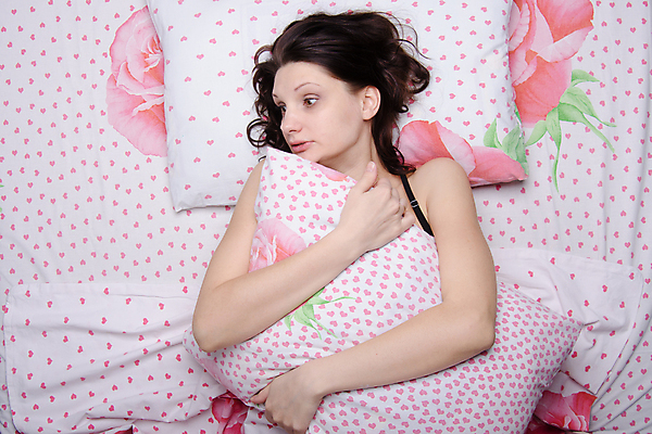 포토 JPG 해외이미지 여자 베개 안기 휴식 실내 한명 상반신 앞모습 10대 눕기 침대 십대여자한명만 해외202004 해외포토 1 뷰포인트 가구 컨셉 침구 모션 청소년 사람 내부 여자한명만 십대여자만 파일형식 이미지허브