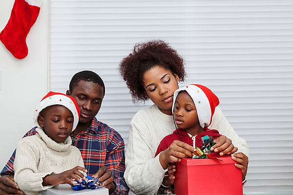 포토 JPG 해외이미지 모델 라이프스타일 여자 딸 리본 아들 어린이 가정 가족 엄마 아파트 주택 선물 사람 앉기 여러명 장식 가로 상자 검은색 방 잡기 아빠 재산 리빙 조립 번 옛날 해외202004 해외포토 빵 컬러 다수 관계 모션 건물 생활 금융 파일형식 이미지허브
