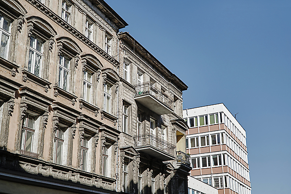 포토 JPG 해외이미지 구름 유럽 건축양식 창문 난간 유리 하늘 주택 사람없음 금속 발코니 기둥 도시 파편 묘사 폴란드 공동주택 해외202004 해외포토 자연요소 건축 나라 재질 건물 파일형식 이미지허브