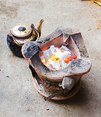 포토 JPG 해외이미지 전통 주전자 불 불꽃 사람없음 목재 뜨거움 닫기 난로 화재 온도 숯 연소 강렬 콘크리트 해외202004 해외포토 자연요소 나무 재료 모션 주방용품 난방기 사건 파일형식 이미지허브