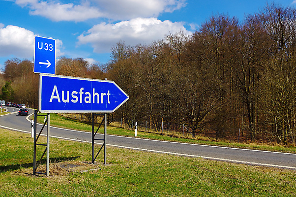 포토 JPG 해외이미지 직업 유럽 도로 백그라운드 컨셉 가이드 학교 하늘 출입구 화살 거리 아이디어 광고판 독일 사람없음 초록색 파란색 공백 운전 정보 흰색 표지판 고속도로 지시 방향 교차로 사인 규칙 규정 카피스페이스 해외202004 해외포토 교육 나라 길 컬러 교통시설 모션 알림판 판 파일형식 이미지허브