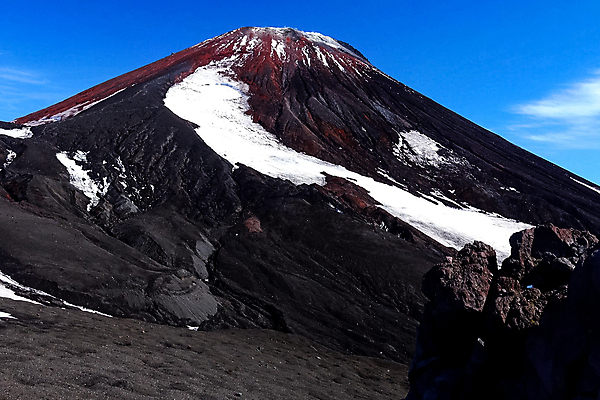 포토 JPG 해외이미지 구름 라이프스타일 여행 자연 산 풍경 사람없음 야외 등산 하이킹 탐험 정지 폭발 돌산 화산 러시아 분화구 용암 원뿔 추적 원정 하이커 해외202004 해외포토 자연요소 도형 유럽 모션 레저 생활 트래킹 생태계 파일형식 이미지허브