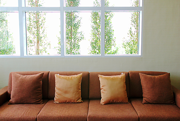 포토 JPG 해외이미지 나무 식물 디자인 벽 가구 쿠션 의자 창문 베개 휴식 실내 사람없음 목재 소파 갈색 평화 침실 흰색 플랫 클래식 스타일 안락 해외202004 해외포토 컬러 생활용품 컨셉 재료 침구 내부 파일형식 이미지허브